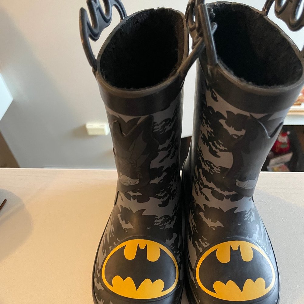 Make rainy days an adventure with these fantastic Batman rain boots!  SZ:9/10